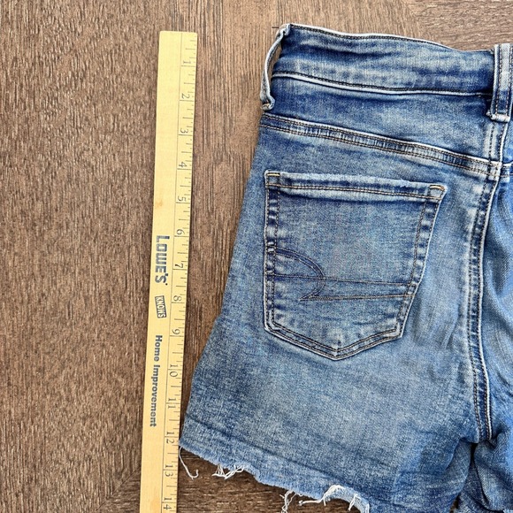 American Eagle Mid Rise Next Level Stretch Denim Shorts Distressed Frayed Size 2 - Picture 4 of 10